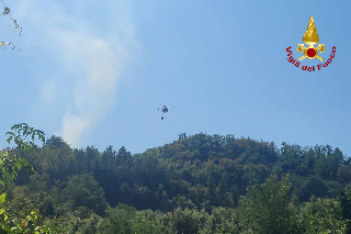 Venarotta - Incendio in frazione Olibra, elicottero in azione